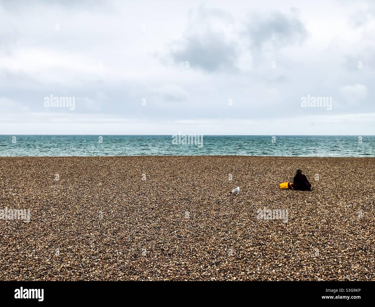 Sitzen am Brighton Beach Stockfoto