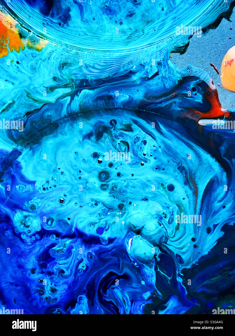 Blaue Galaxie schmelzende Buntstifte Wachs Gießen Stockfoto