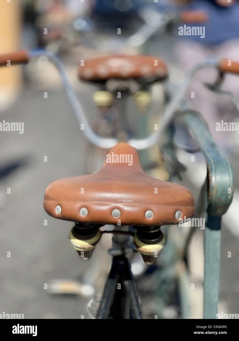Tandem-Fahrrad mit zwei Ledersattelsitzen. Stockfoto