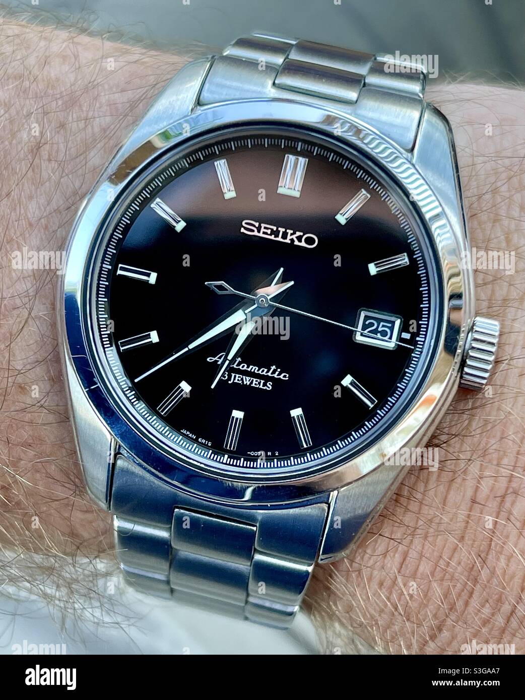Seiko SARB033 23 Steine automatische mechanische Uhr mit schwarzem  Zifferblatt, Chrom-Lünette, gebürstetem Edelstahl Austernarmband  Stockfotografie - Alamy