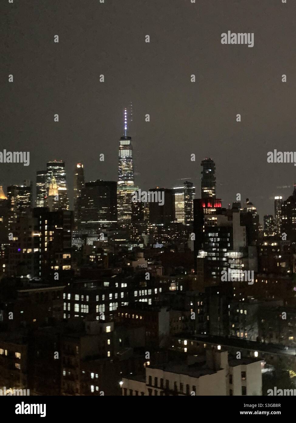 Eine nächtliche Aussicht von der Lower East Side in Richtung Lower Manhattan, New York City, New York, USA - Smartphone-aufgenommenes Stockfoto