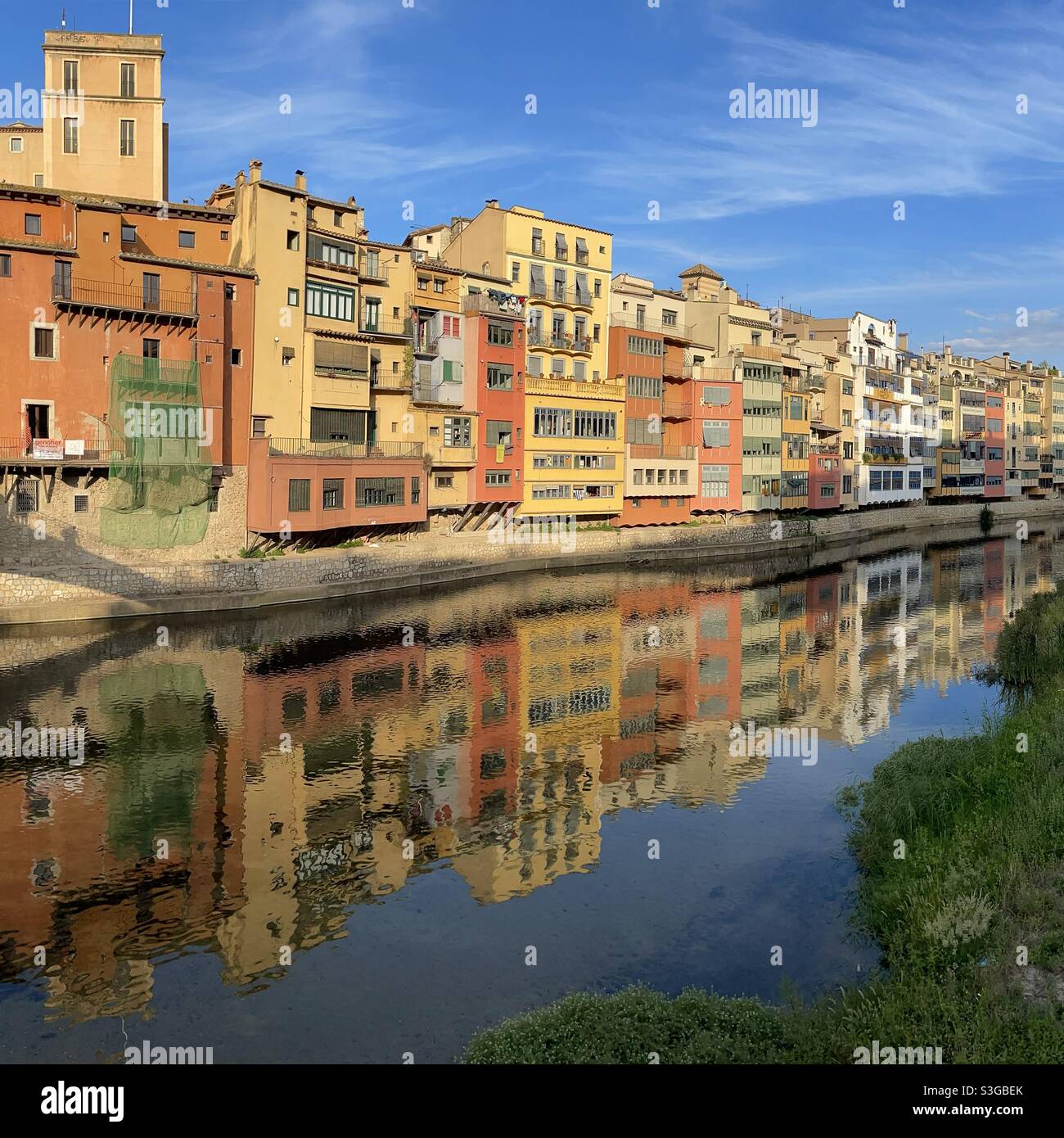 Spiegelungen von Gebäuden im Fluss Onyar, Girona, Cataluña, Spanien. Stockfoto