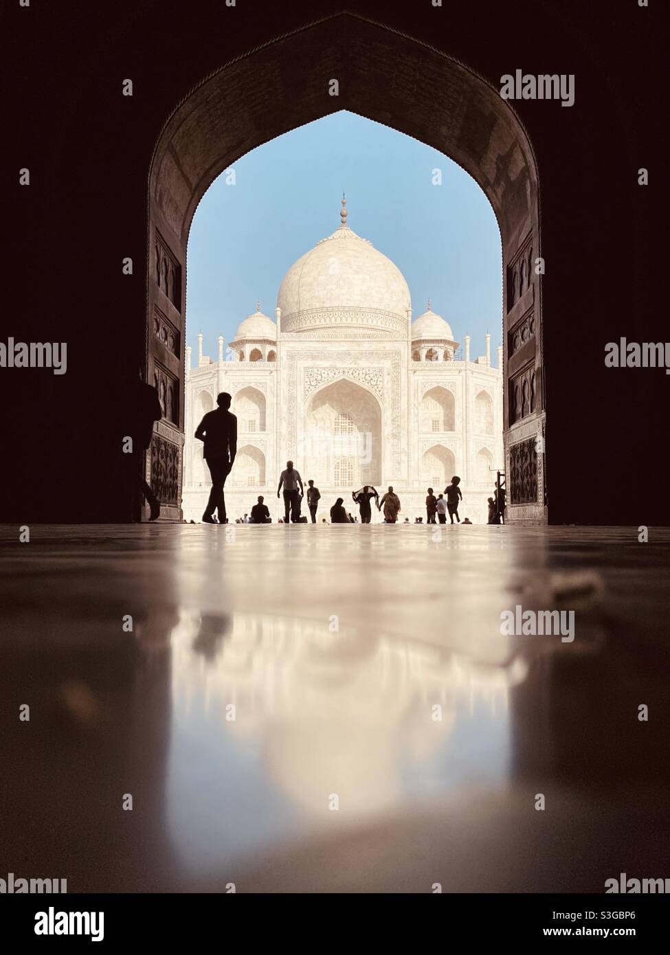 Die Marmorkuppel des Taj Mahal, zwischen 1631 und 1648 von Kaiser Shah Jahan für seine Frau Mumtaz erbaut, spiegelt sich im Marmorboden der angrenzenden Moschee in Agra, Indien, wider. Stockfoto