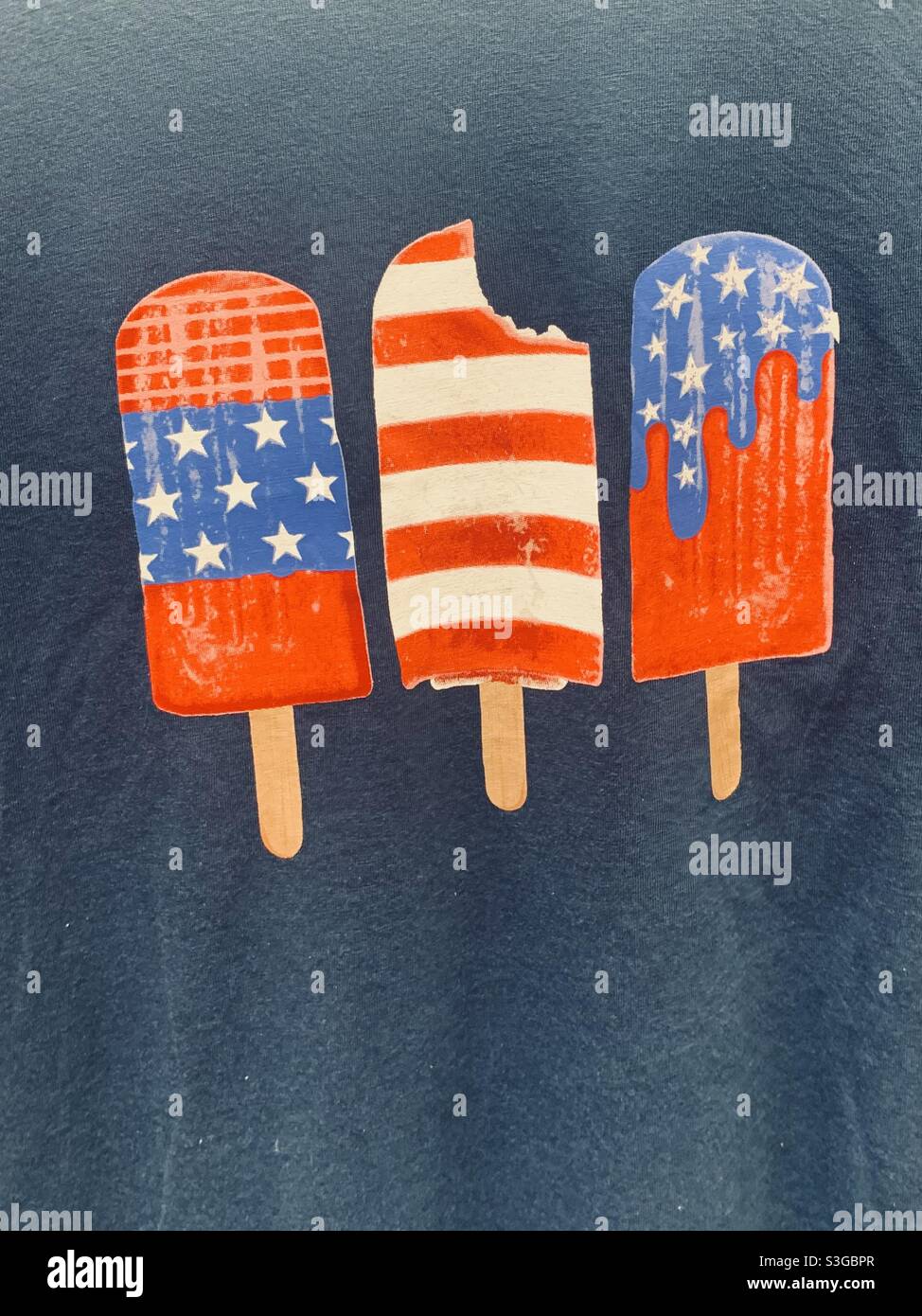 Farbenfrohes „Stars and Stripes Forever“-T-Shirt mit Eiszapfen Stockfoto