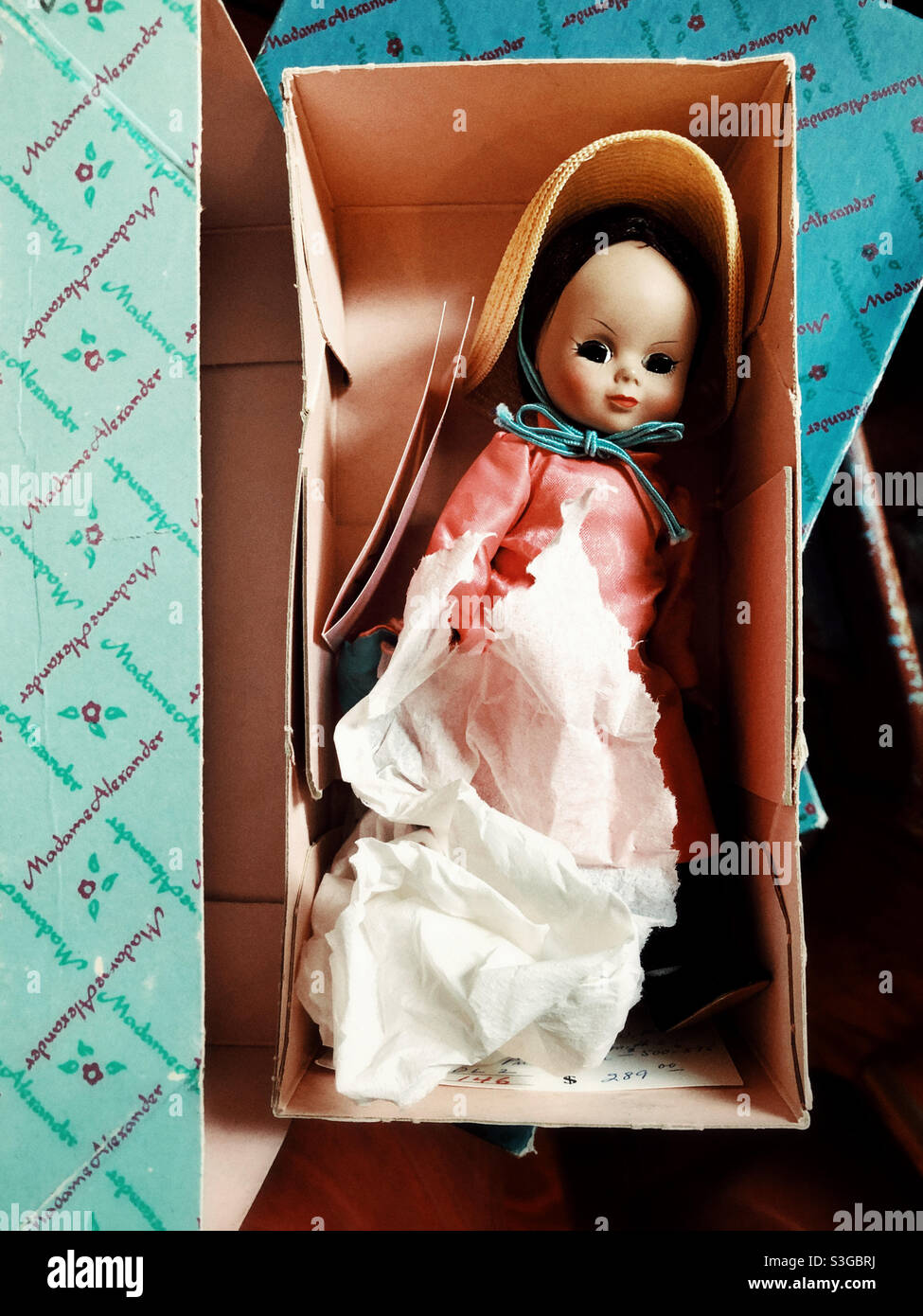 Vintage Madame Alexander Sammlerpuppe in der Box im Antiquitätengeschäft Stockfoto