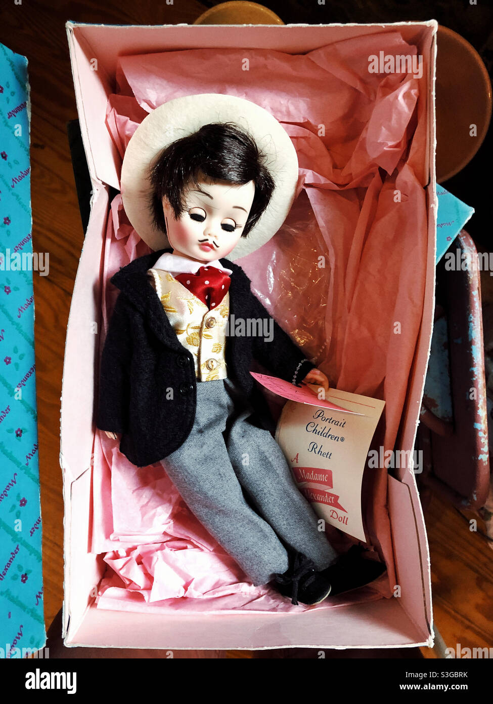 Vintage Madame Alexander Sammlerpuppe in der Box im Antiquitätengeschäft Stockfoto
