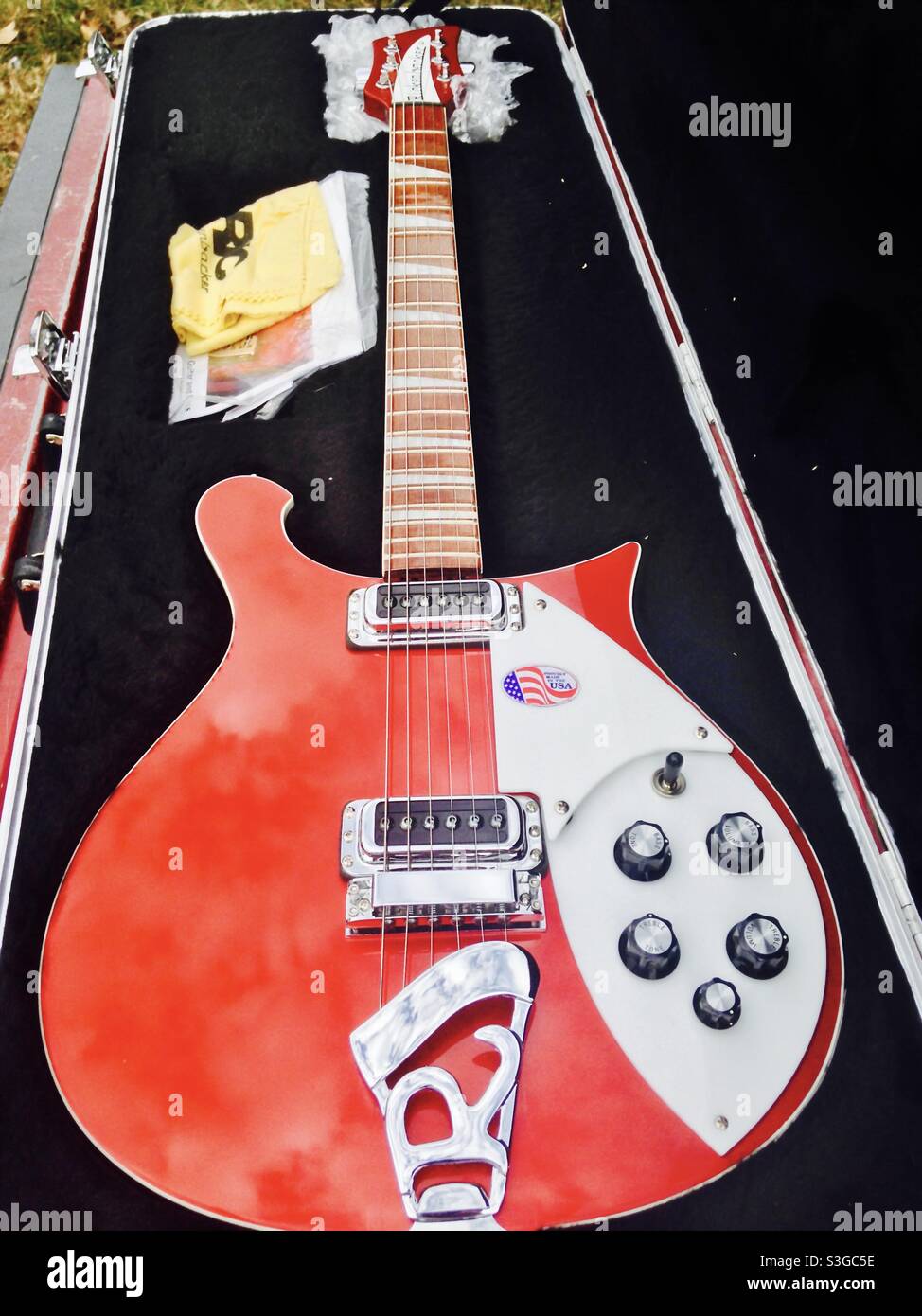 Rote E-Gitarre mit Feuerwehrmotor Stockfoto
