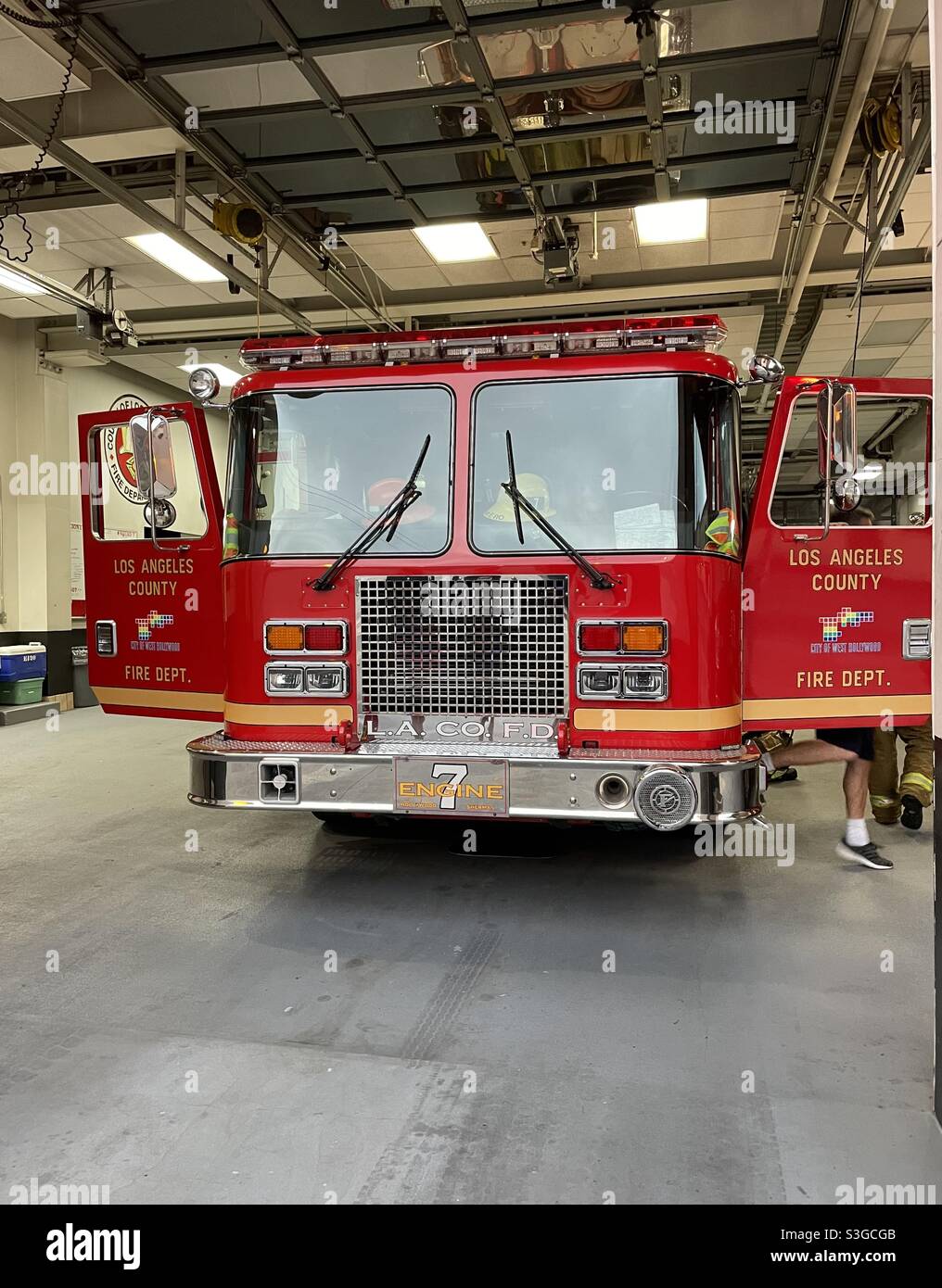 Los Angeles Hollywood California USA Rotfeuerwagen in der Station Garage - Smartphone-aufgenommenes Stockfoto
