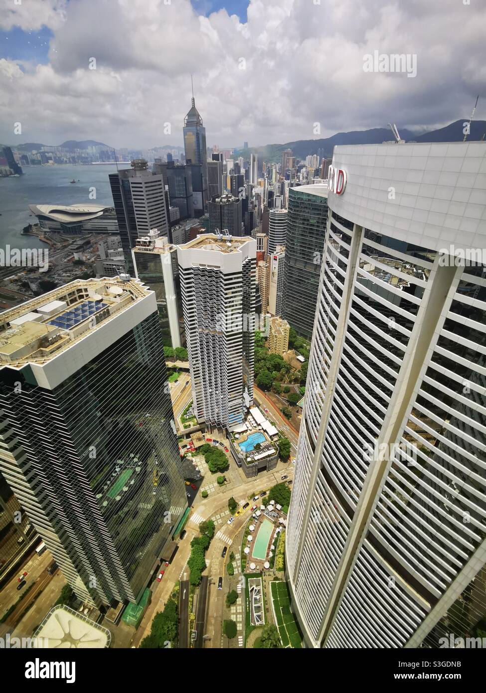 Conrad Hotel mit Wan Chai und dem Victoria Hafen im Hintergrund. - Smartphone-aufgenommenes Stockfoto