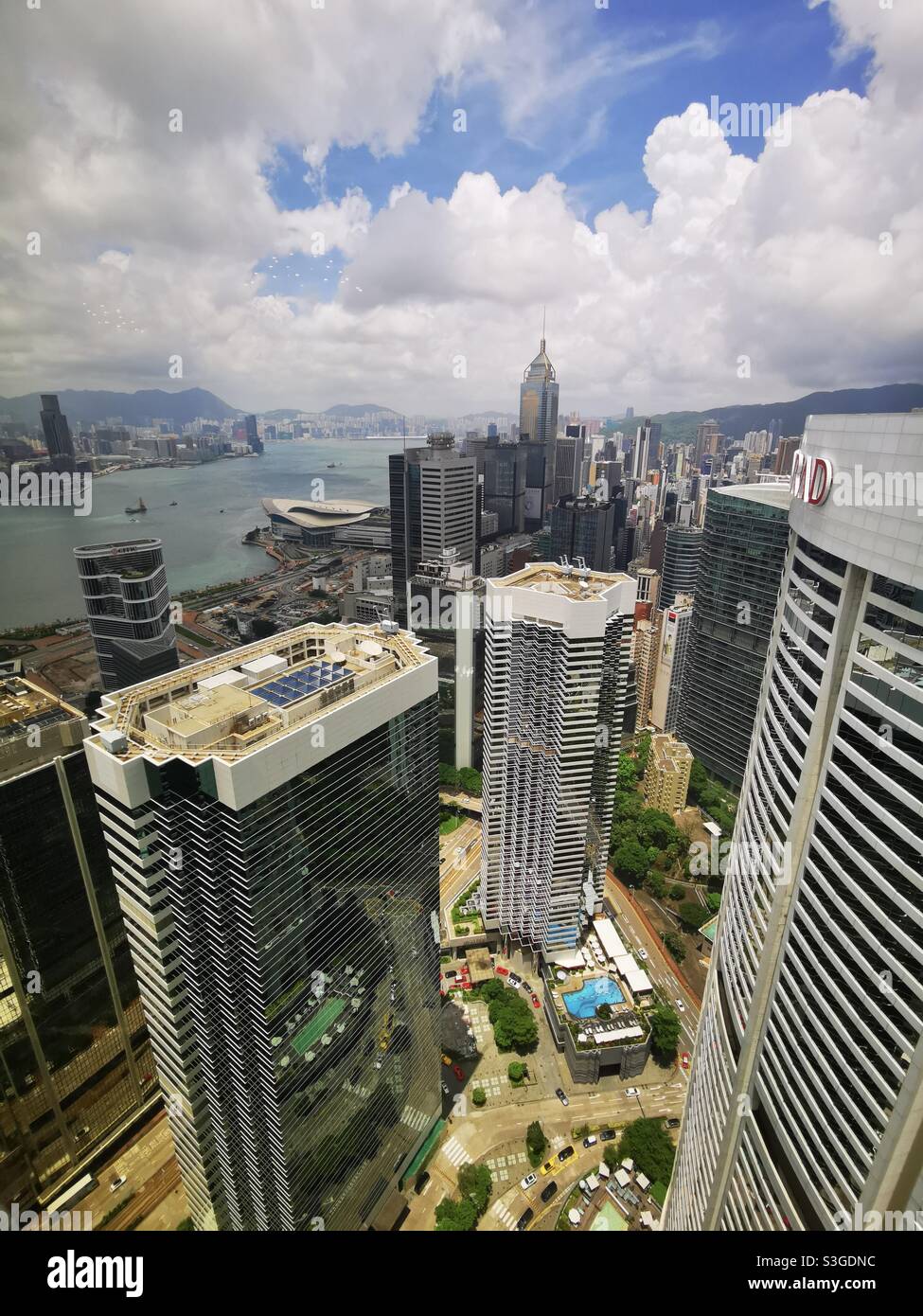 Conrad Hotel mit Wan Chai und dem Victoria Hafen im Hintergrund. - Smartphone-aufgenommenes Stockfoto