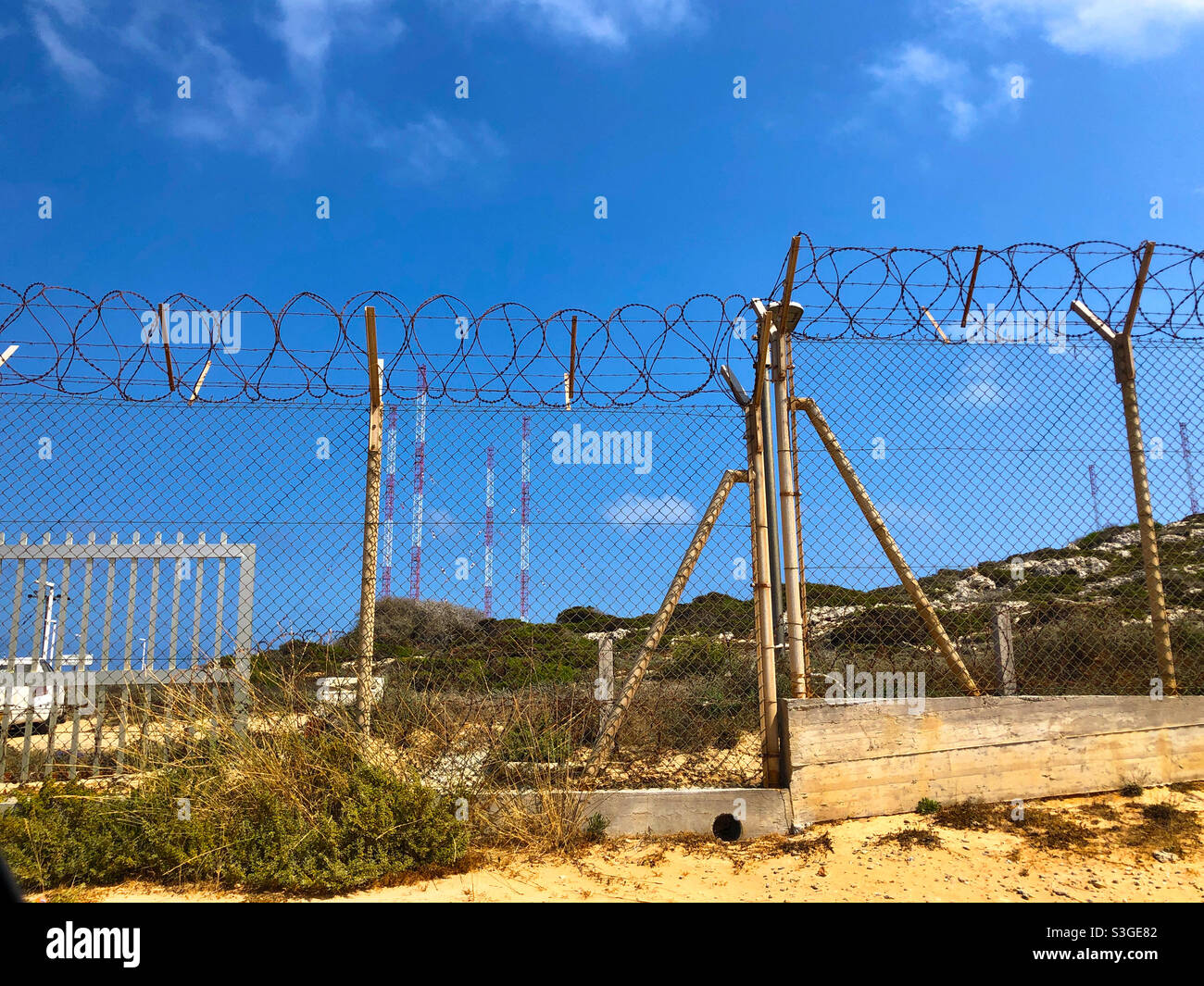 Diese Antennen in Cape Greco auf Zypern werden bald abgebaut und das Gebiet in seinen natürlichen Zustand zurückversetzt. Stockfoto