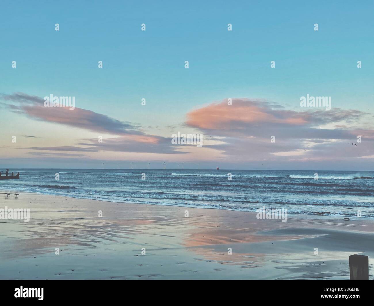 Wolken spiegeln sich auf dem Sand Stockfoto