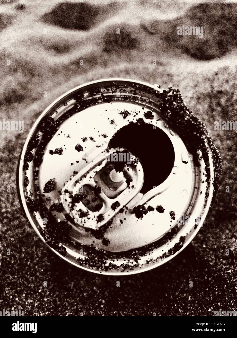 Getränkedose am Sandstrand - Smartphone-aufgenommenes Stockfoto