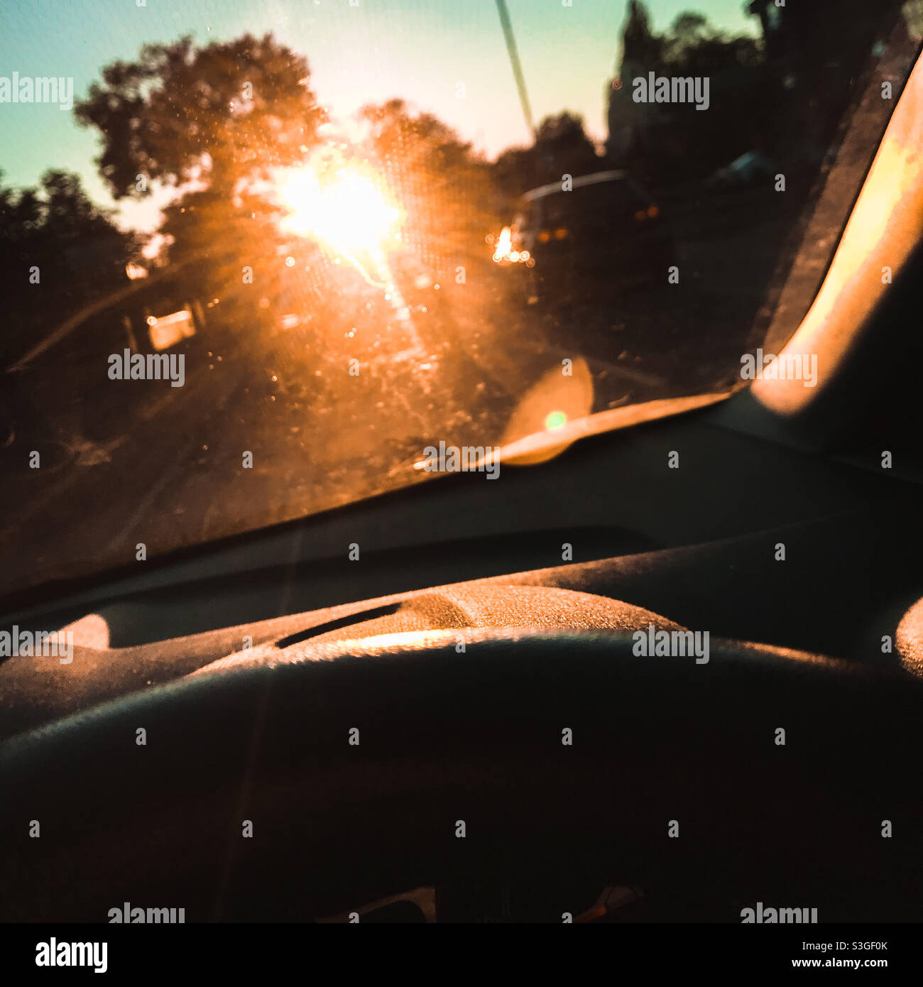 Die Sonne scheint durch das Autofenster Stockfoto