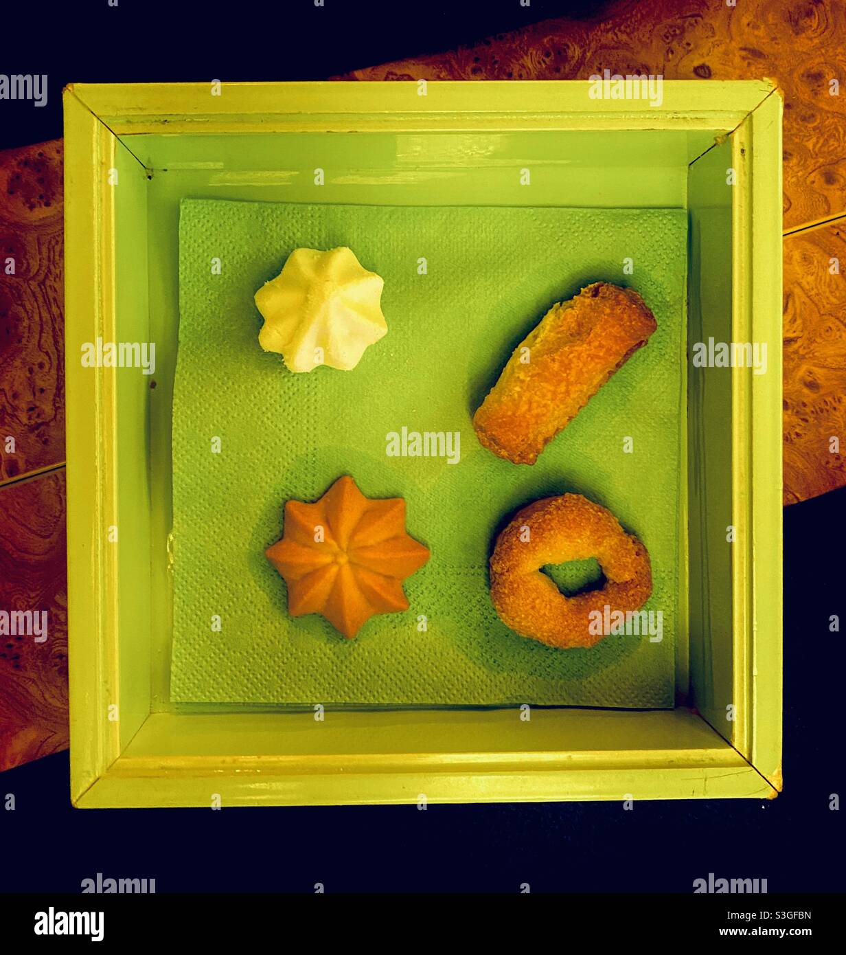 Petit Vours. Nach dem Abendessen kostenloses Gebäck im Restaurant in Rom, Italien Stockfoto