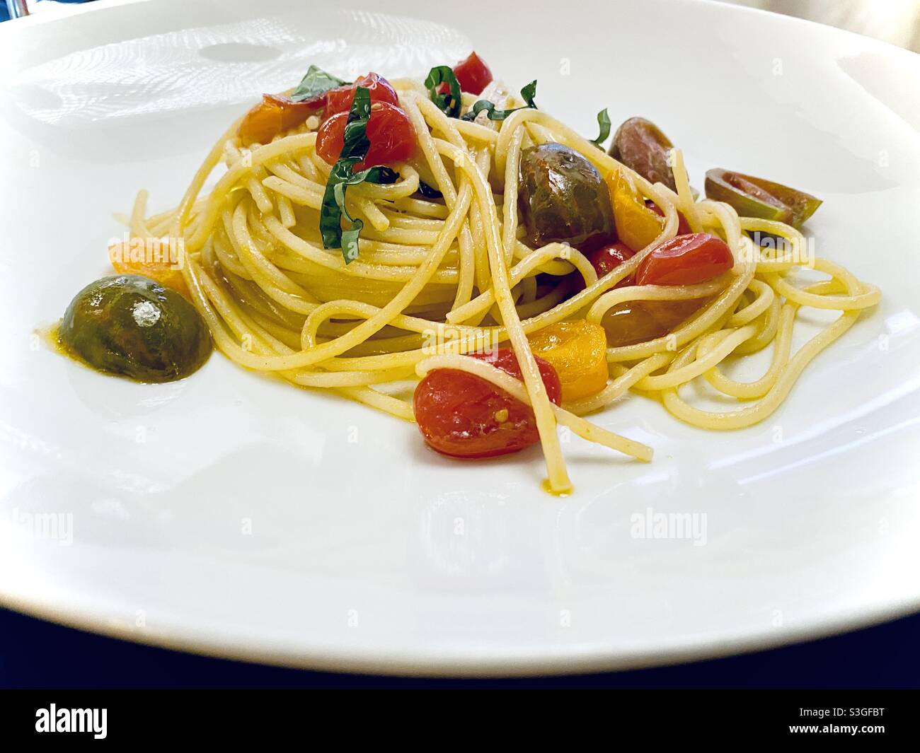 Italienische Spaghetti mit vier Arten von Tomaten. Al dente und perfekt gemacht in Rom, Italien Stockfoto