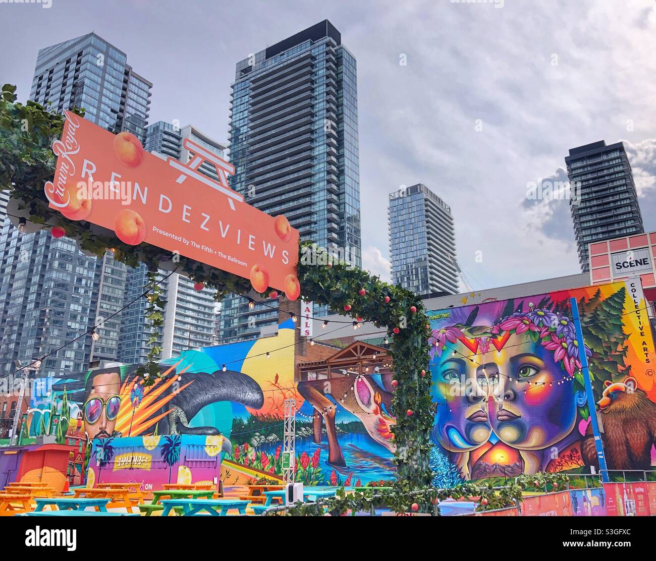 Eine fröhliche, farbenfrohe Terrasse im Zentrum von Toronto, Kanada, inmitten von Wolkenkratzern. - Smartphone-aufgenommenes Stockfoto