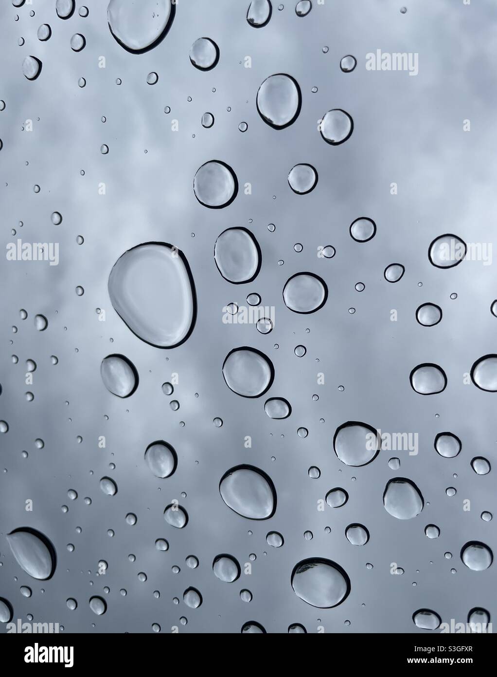 Abstrakter Hintergrund von Regentropfen auf Glas Stockfoto