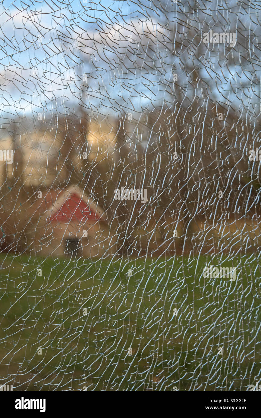 Zerbrochenes Glas - Smartphone-aufgenommenes Stockfoto