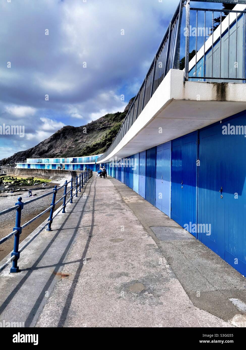 Blue Beach Hütte Reihen sich am Strand von Devon Stockfoto