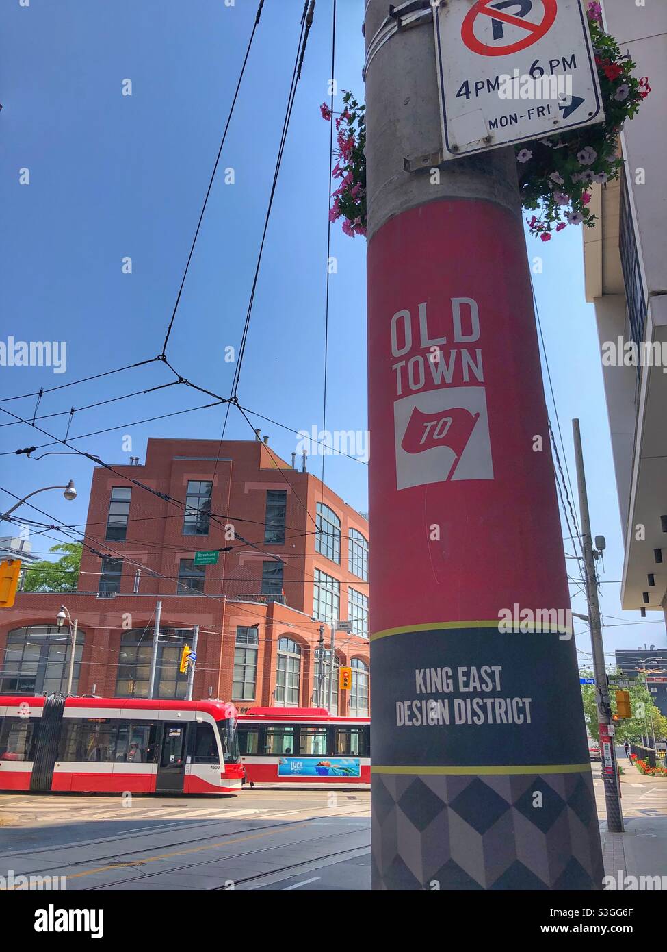 Altstadt von Toronto, da zwei Straßenbahnen aneinander vorbeifahren. - Smartphone-aufgenommenes Stockfoto