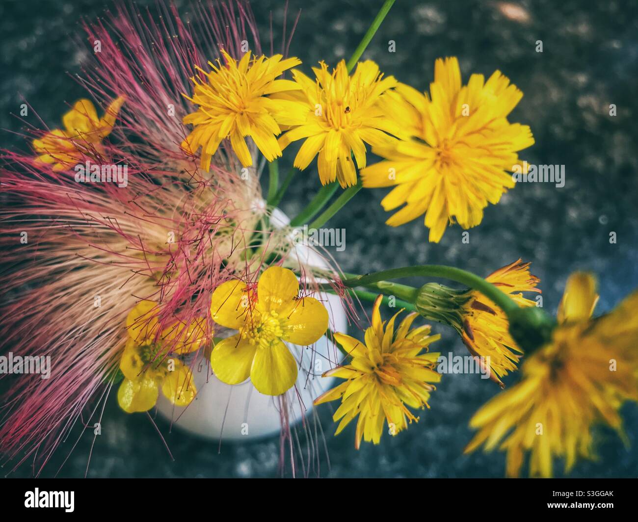 Wildblumenstrauß in rosa und gelb Stockfoto