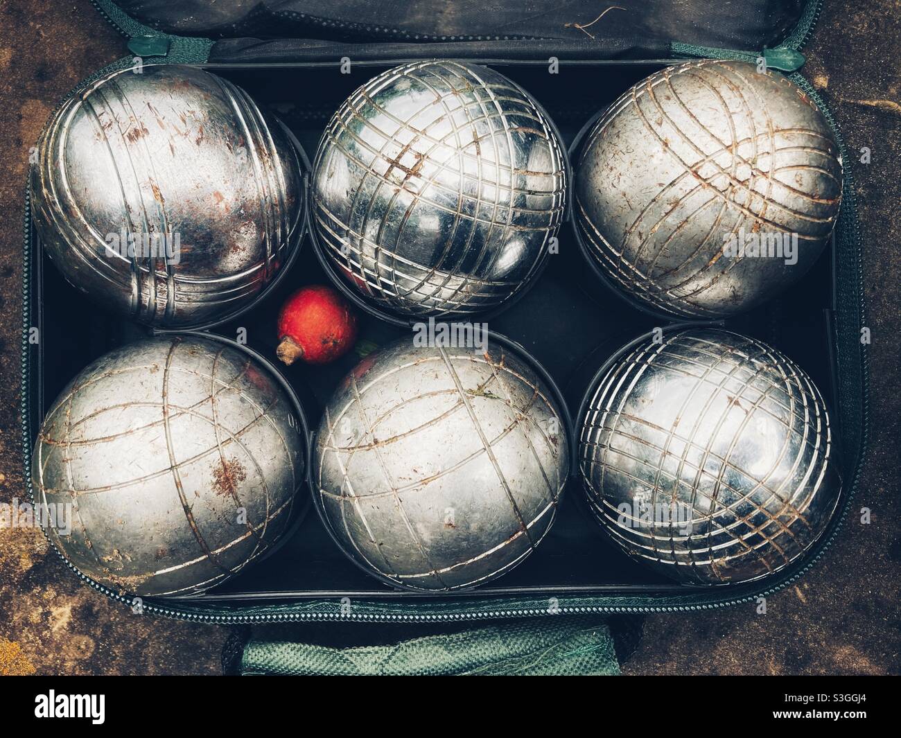 Eine Reihe von Boules Balls - Smartphone-aufgenommenes Stockfoto