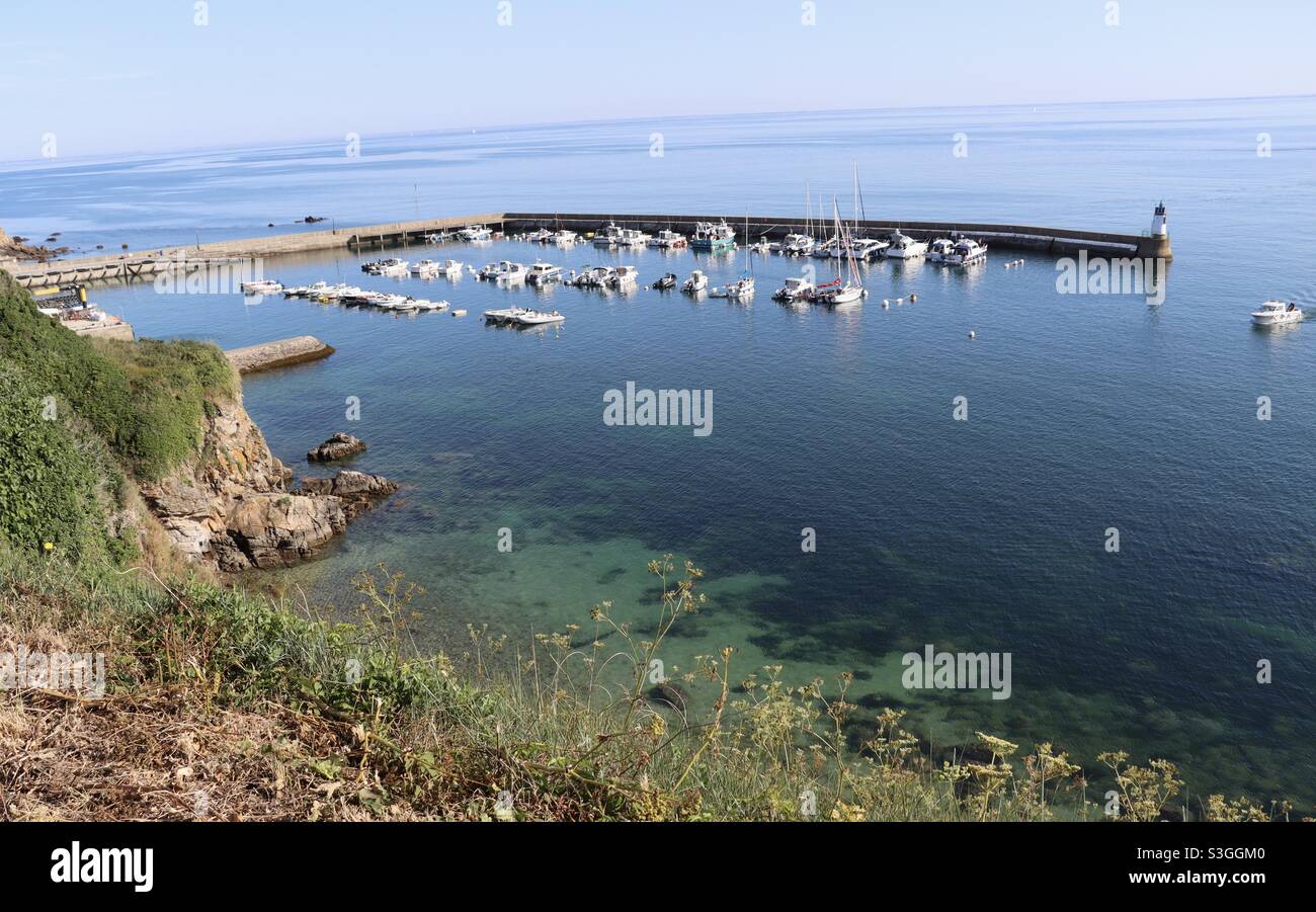 Der schöne Hafen der Insel Houat in der Bretagne, Frankreich - Smartphone-aufgenommenes Stockfoto
