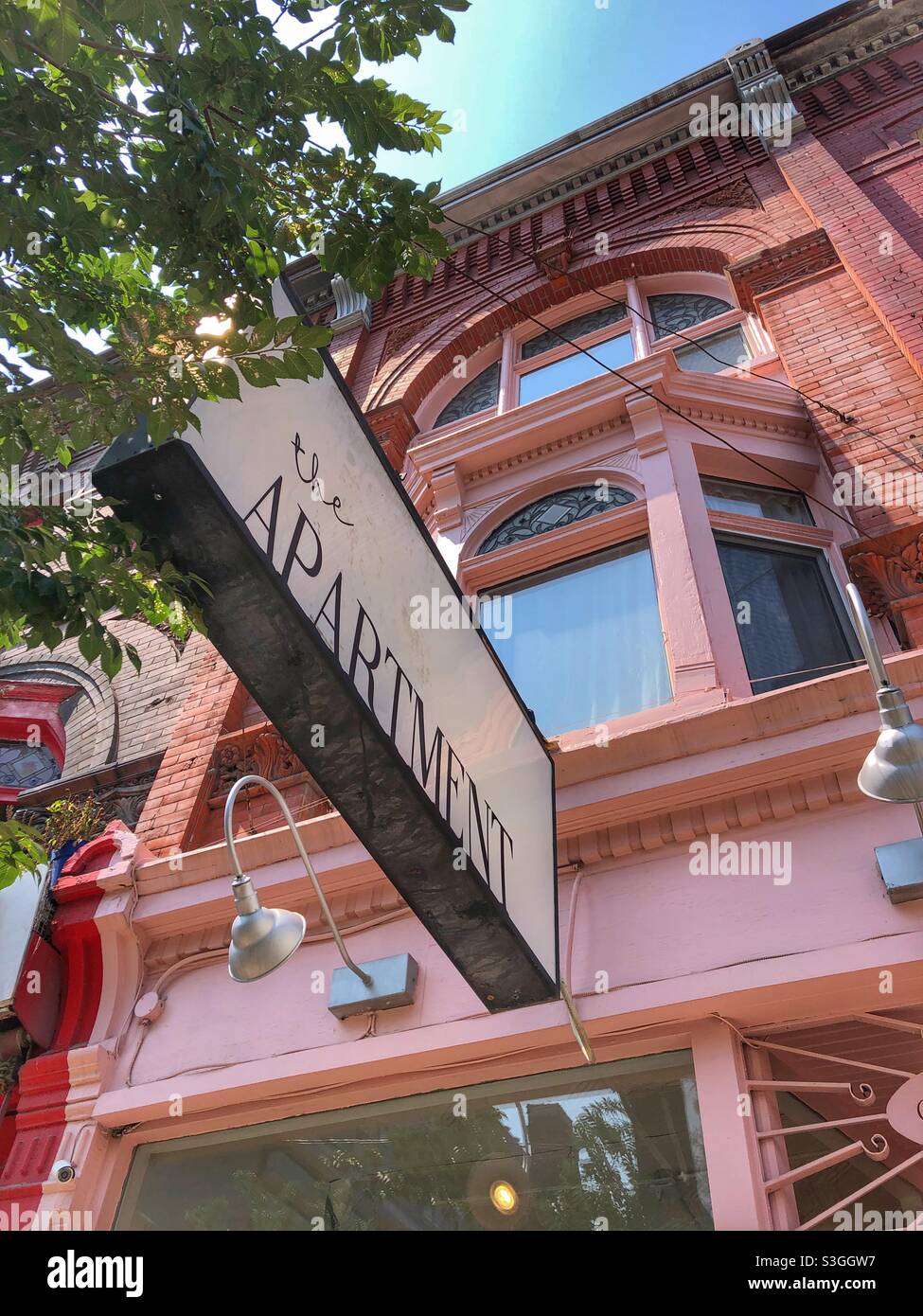 Ein pinkfarbenes Gebäude außen. - Smartphone-aufgenommenes Stockfoto