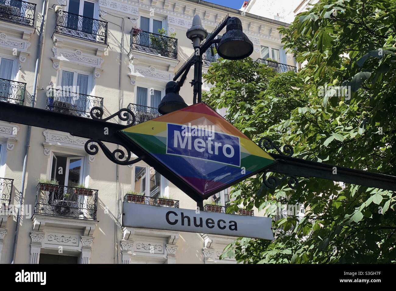 Madrid, Spanien. 2. Juli 2021. Das Viertel Chueca ist das Epizentrum des Lebens von LGTBI in Madrid. Das Zeichen der U-Bahn-Station haben die Farben der Regenbogenfahne. Stockfoto