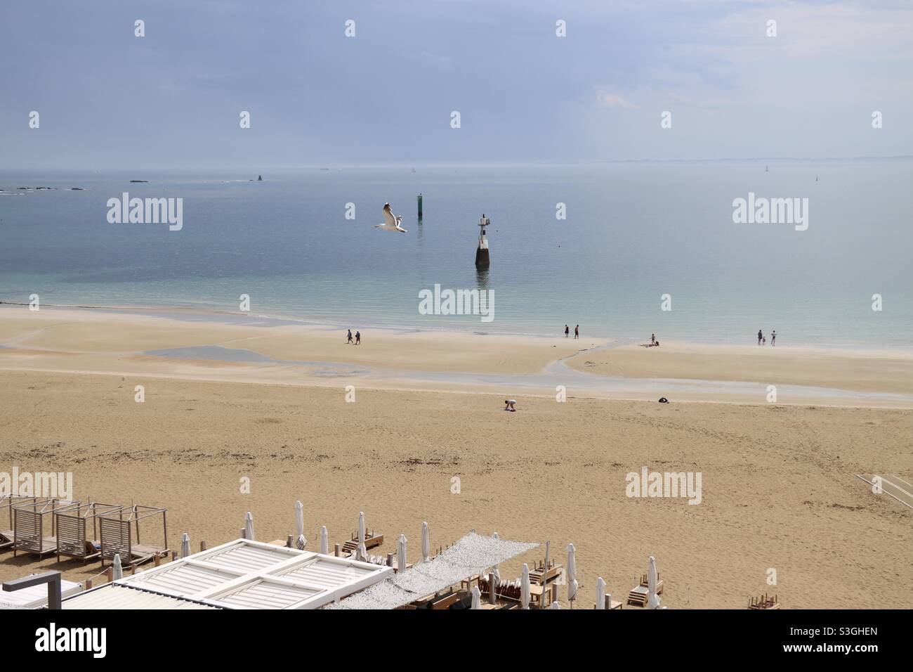 Menschen im Urlaub am Strand von Quiberon in der Bretagne, Frankreich, am 2021. Juni Stockfoto