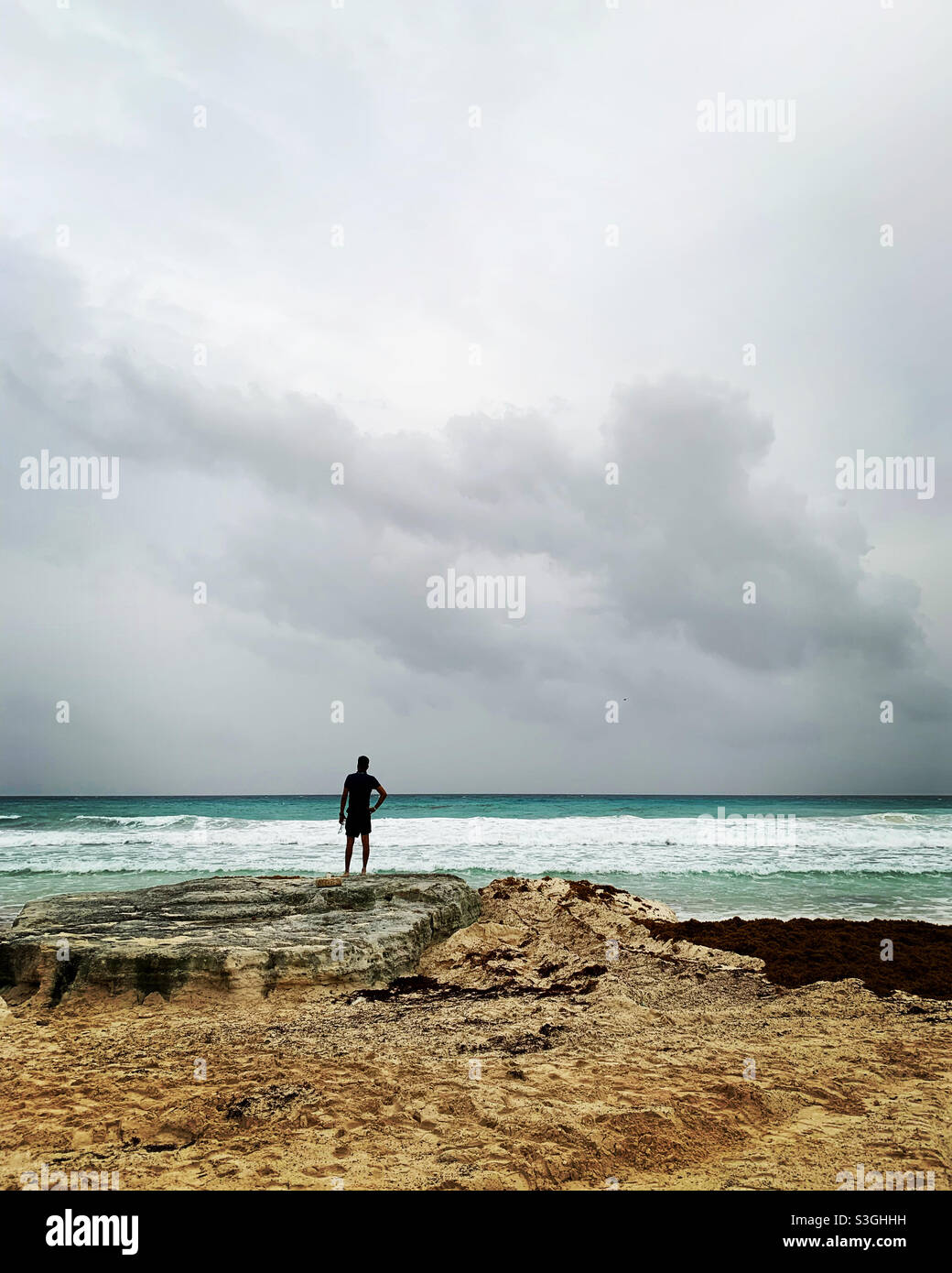 Mann am Strand - Smartphone-aufgenommenes Stockfoto