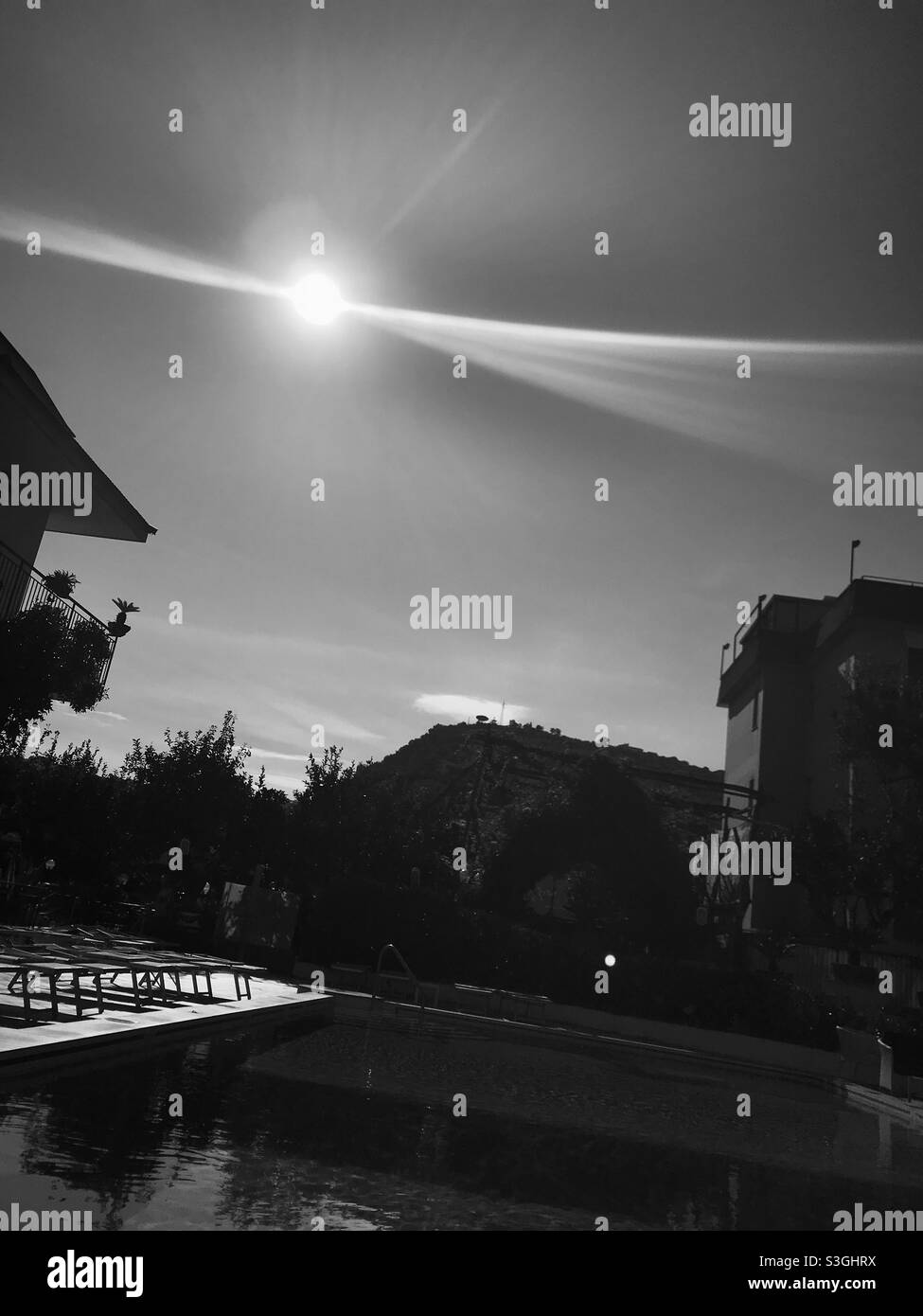 Sonnenschein über einem italienischen Swimmingpool Stockfoto