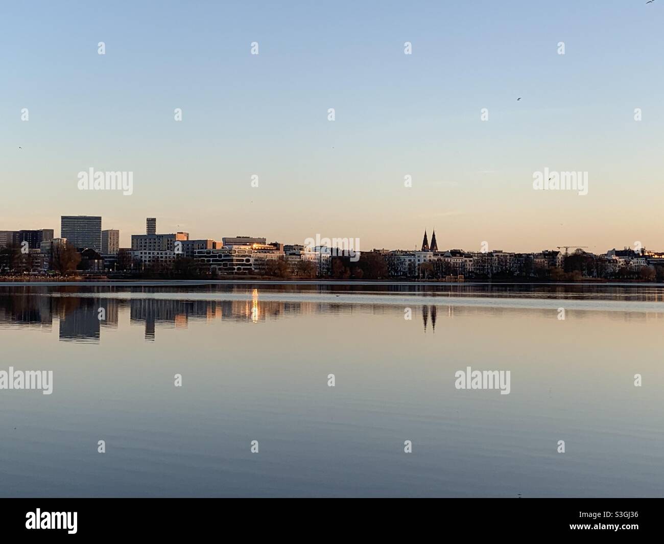 Blick am frühen Nachmittag von der Alster auf die Stadt Hamburg Stockfoto