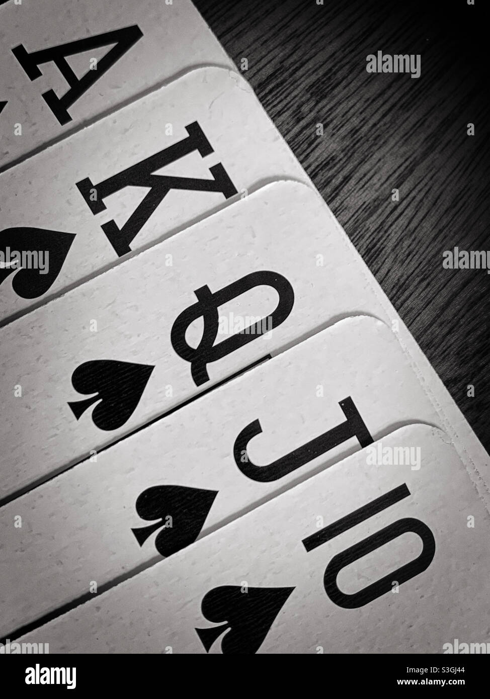 Royal Flush Pokerhand. Höchste Kartenhand. Beste Hand. Karten auf die Brust Stockfoto