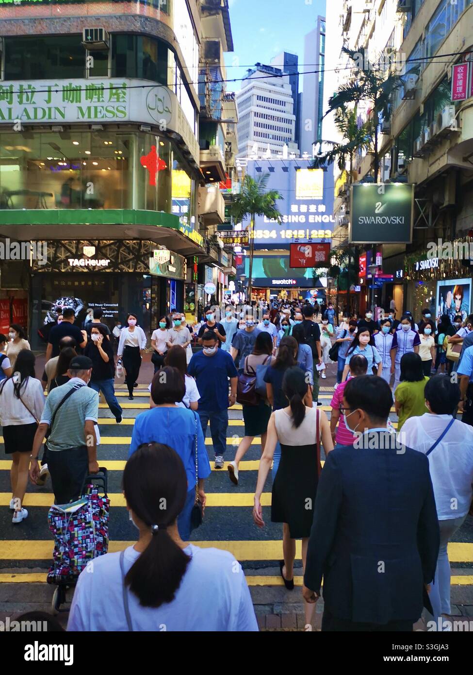 Fußgänger, die die Straße in Causeway Bay in Hongkong überqueren. Stockfoto