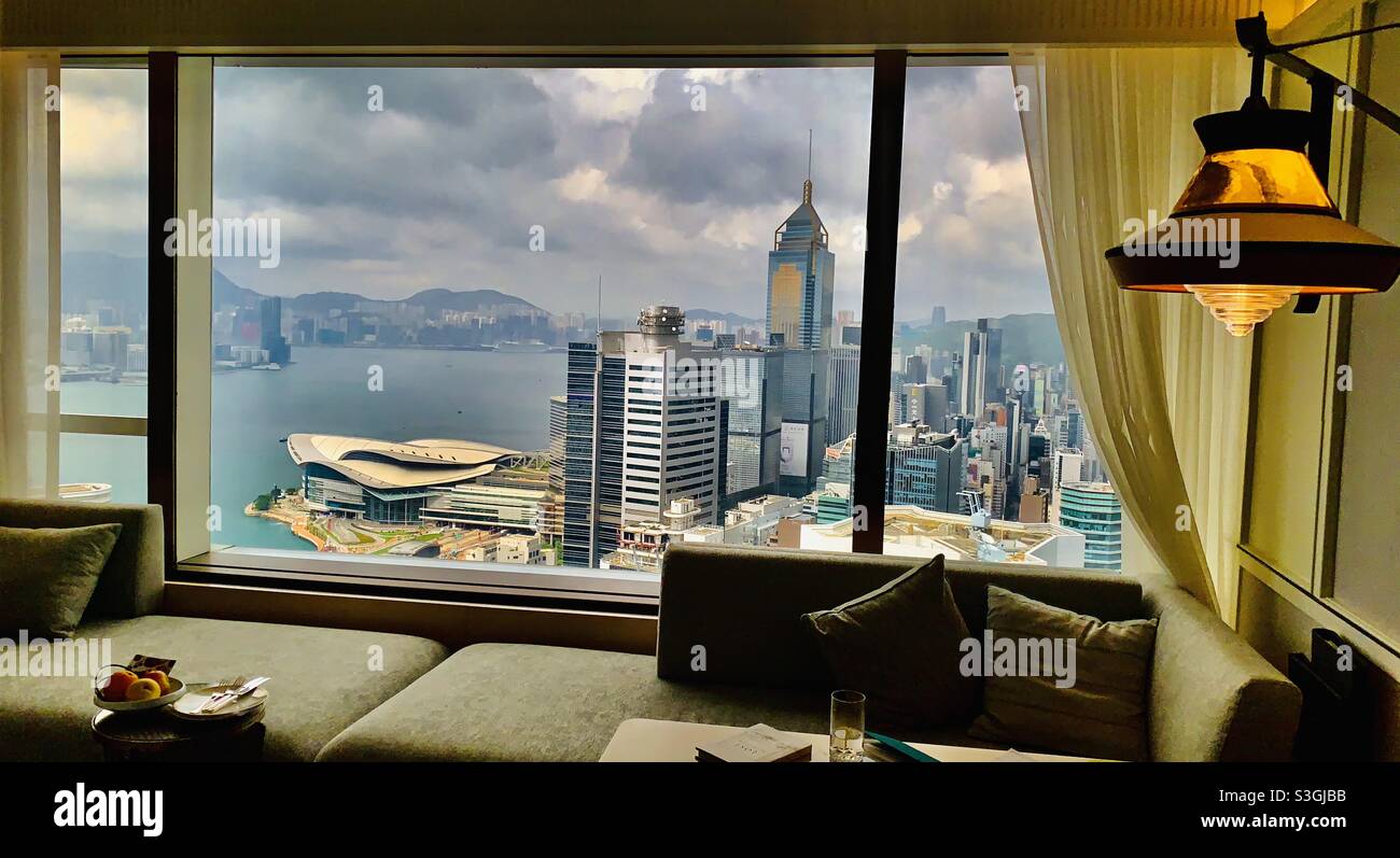 Blick auf den Hafen von Victoria vom Shangri-La Hotel in Hongkong. Stockfoto