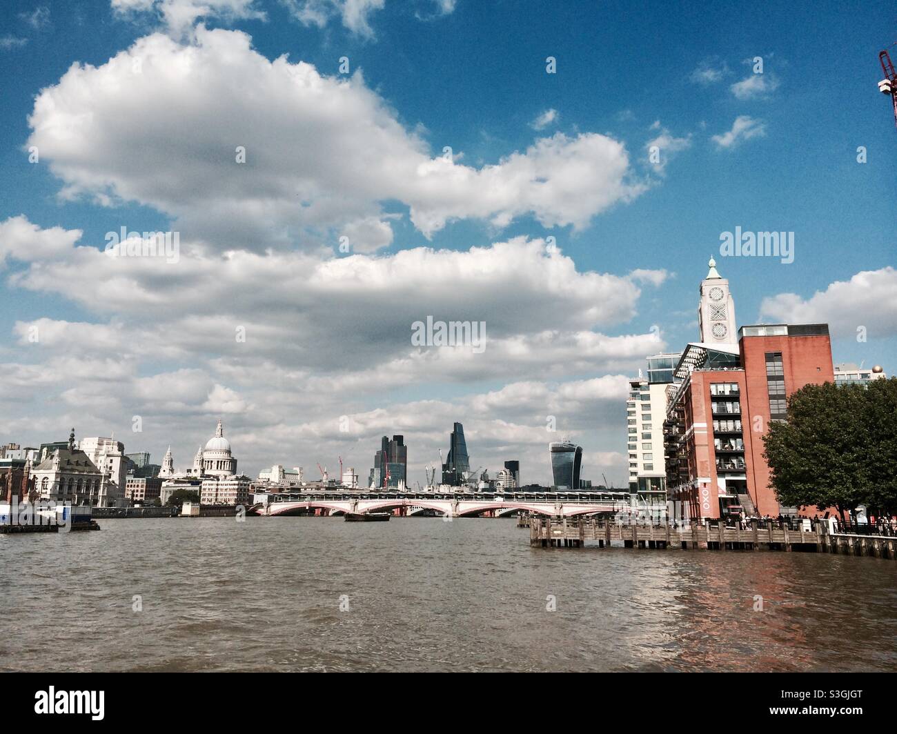 London Blick über die Themse mit dem Oxo Tower und die City of London bei sonnigem Wetter ab 2014. London, England, Großbritannien Stockfoto