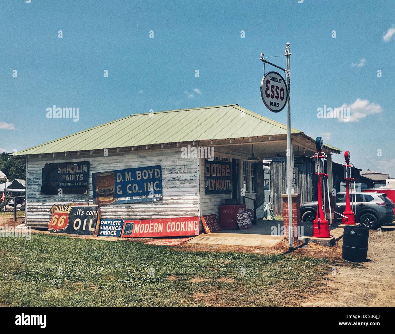 Alte Tankstelle mit Vintage-Schildern und Merchandising Stockfoto