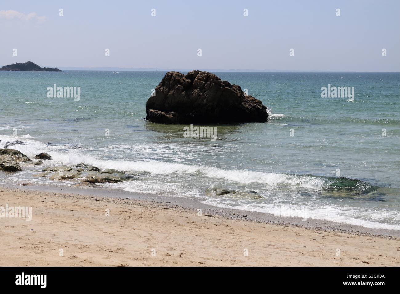 Felsen im Meer an einem paradiesischen Strand in Quiberon, Bretagne Stockfoto