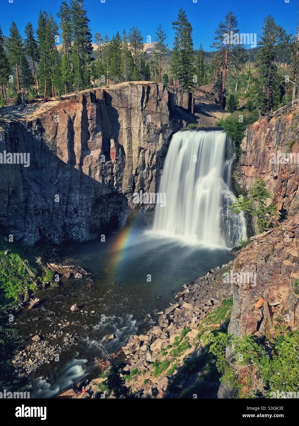 Wasserfall mit Regenbogen Stockfoto