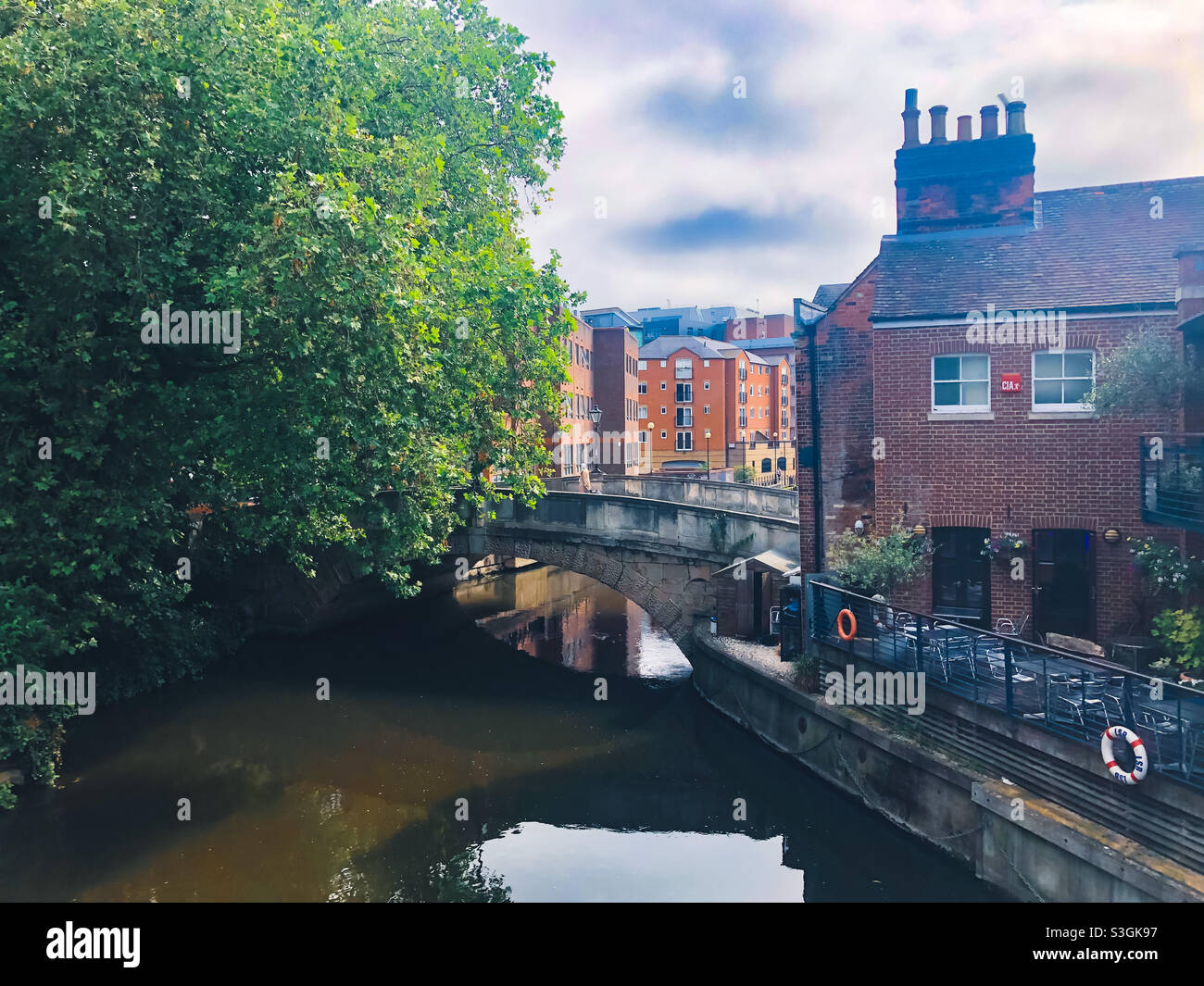 Ein Fluss über den Fluss Kennet in Reading, Großbritannien. Stockfoto
