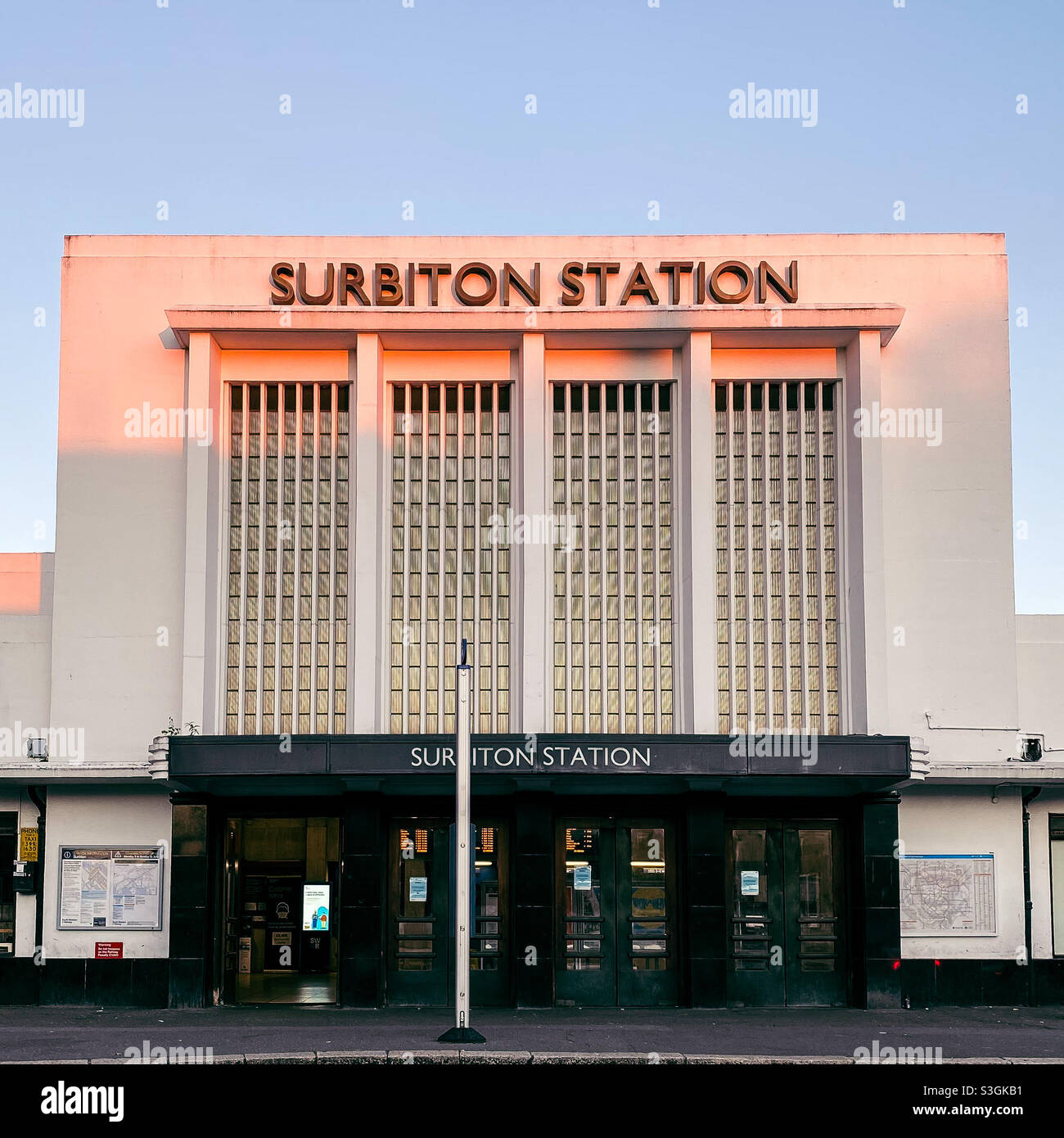 Surbiton-Station mit Sonnenuntergang Stockfoto