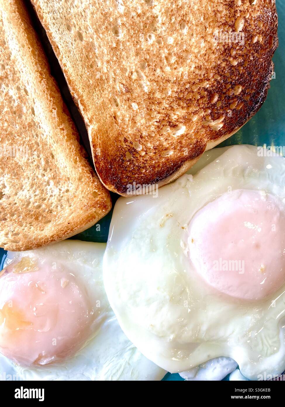 Gebratene Eier und Toast zum Frühstück Stockfoto