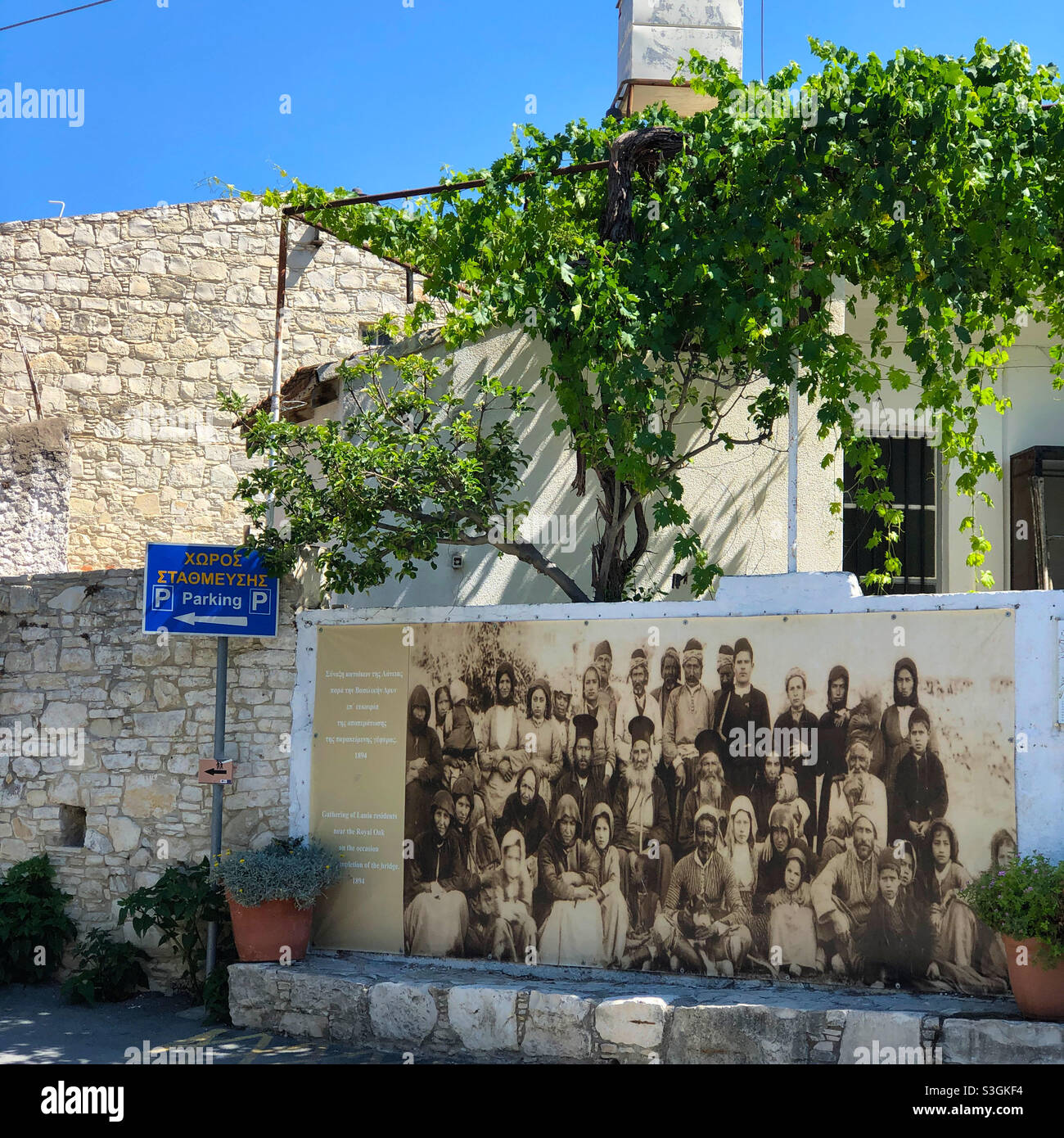 Ein Wandgemälde im Dorf Lania (Laneia) im Troodos-Gebirge, Zypern, das die Bewohner im Jahr 1894 nach der Fertigstellung einer lokalen Brücke zeigt. - Smartphone-aufgenommenes Stockfoto