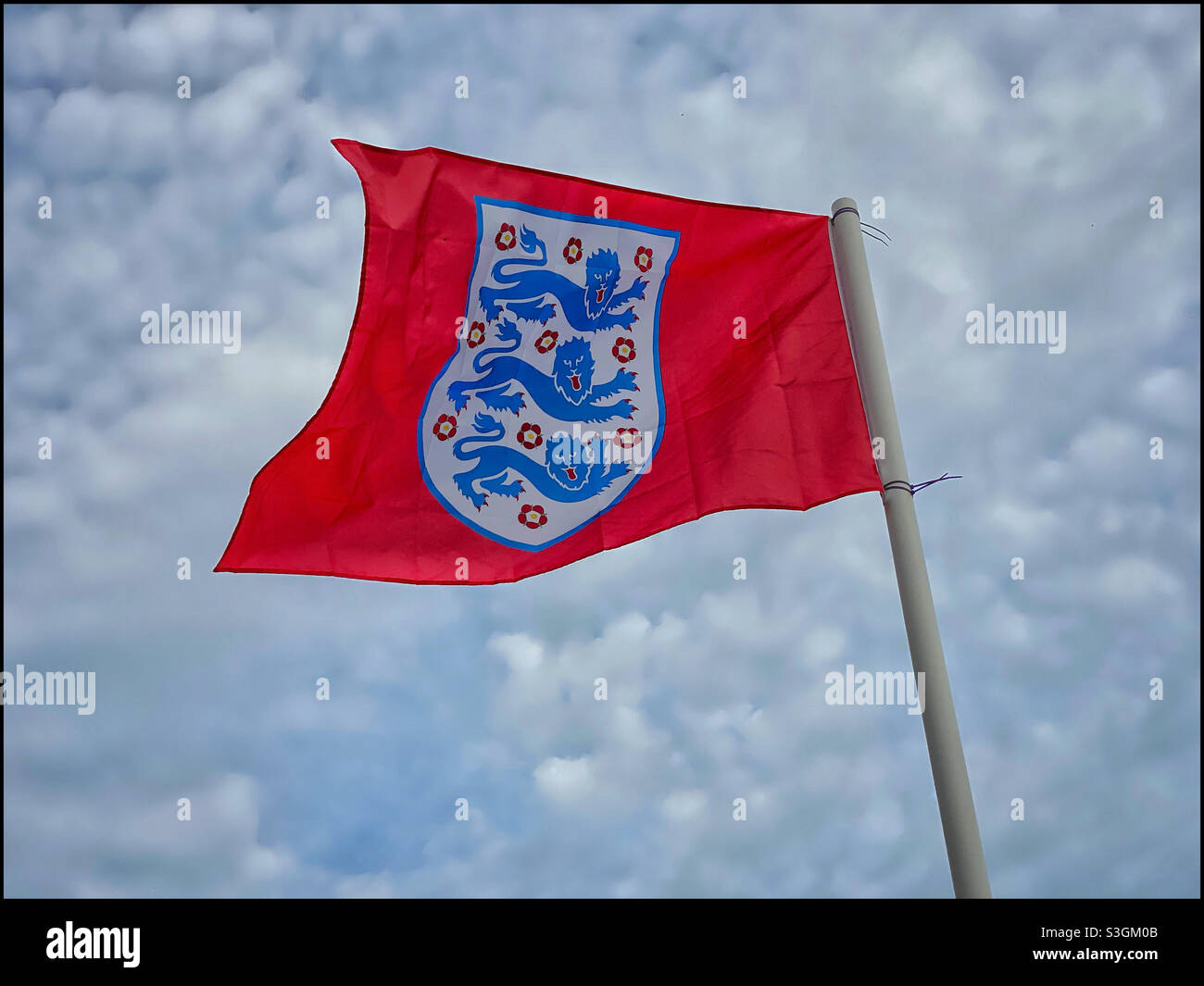 Die ikonische „Three Lions“-Flagge. Eine Feier, in der das englische Fußballteam das Finale des Euro2020-Fußballturniers erreicht hat. Foto ©️ COLIN HOSKINS. - Smartphone-aufgenommenes Stockfoto