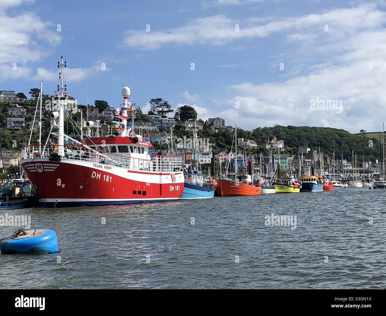 Fischerboote liegen auf dem River Dart - Smartphone-aufgenommenes Stockfoto