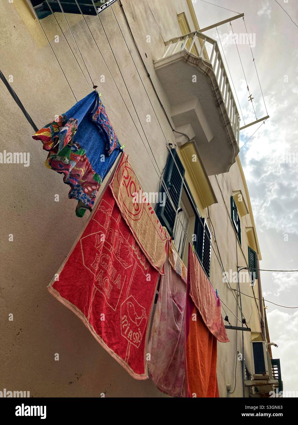 Wäschereiservice an den Linien außerhalb der Häuser in Vieste, Apulien, Italien Stockfoto
