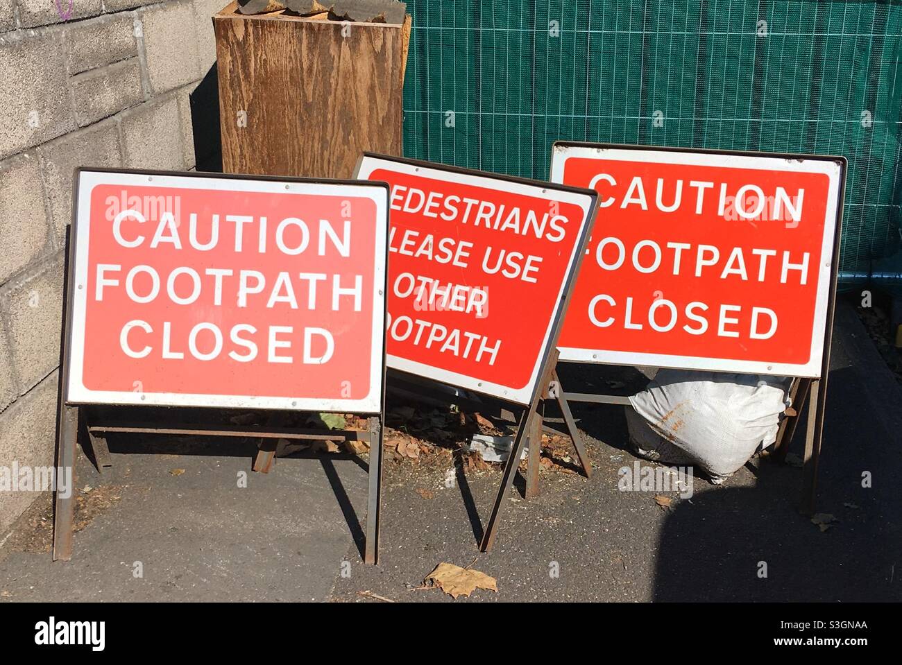 Drei Metallschilder weisen auf einen geschlossenen Fußweg in England, Großbritannien, hin Stockfoto