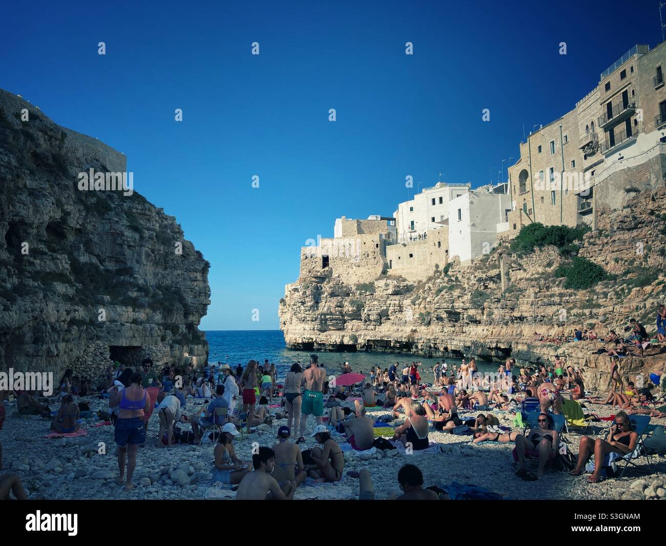 Full Beach in Polignano a Mare, Apulien, Italien Stockfoto